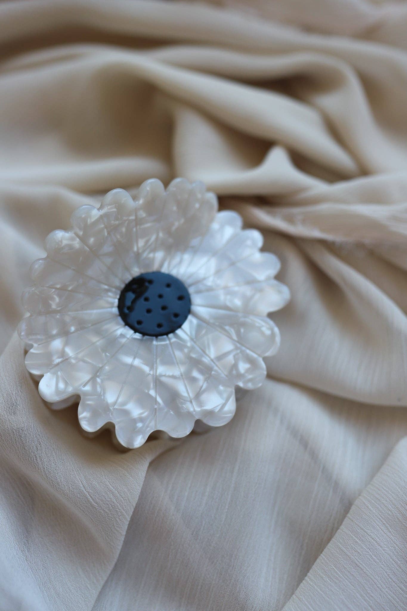 JUMBO FLOWER CLAW: HONEY SMALL PETAL