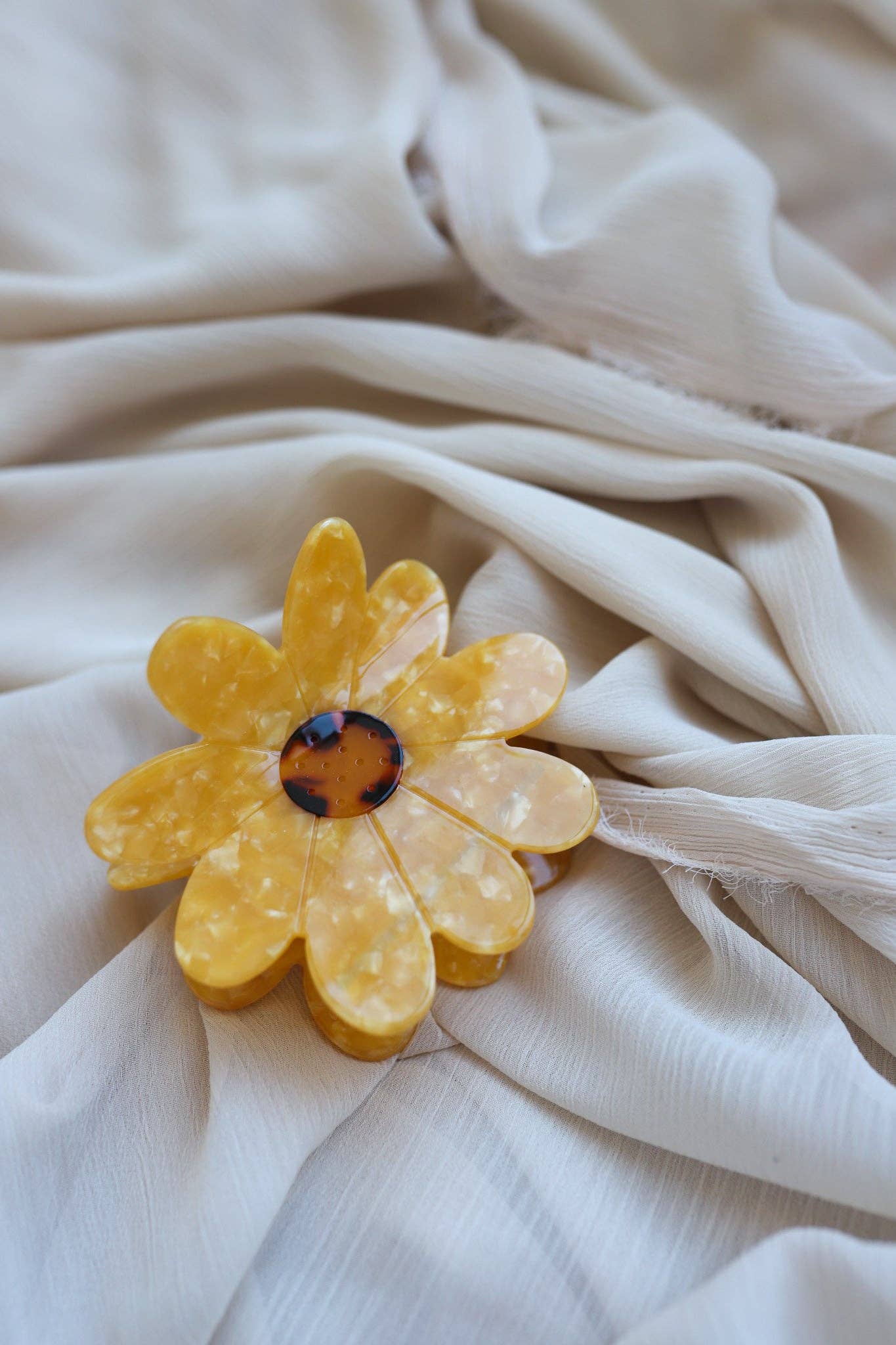 JUMBO FLOWER CLAW: HONEY SMALL PETAL