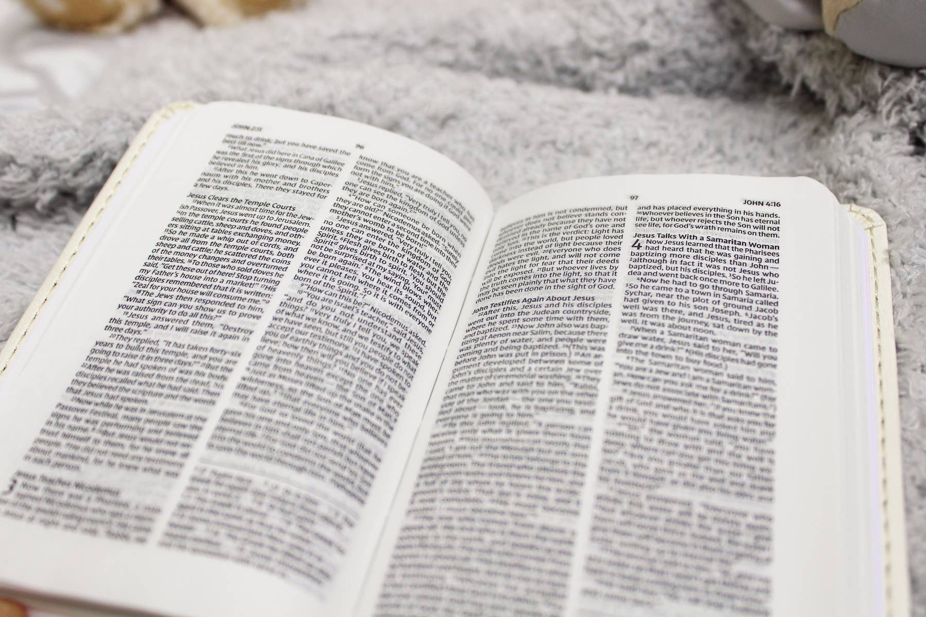 NIV Tiny Testament Bible New Testament Leathersoft White