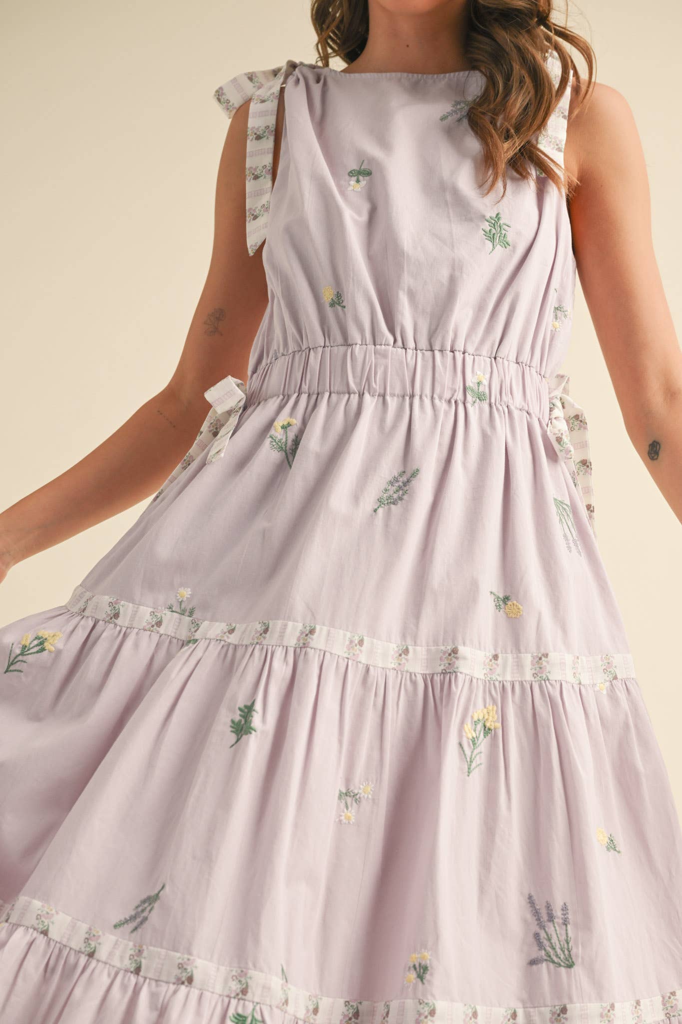 EMBROIDERED FLORAL CONTRAST TIERED MIDI DRESS