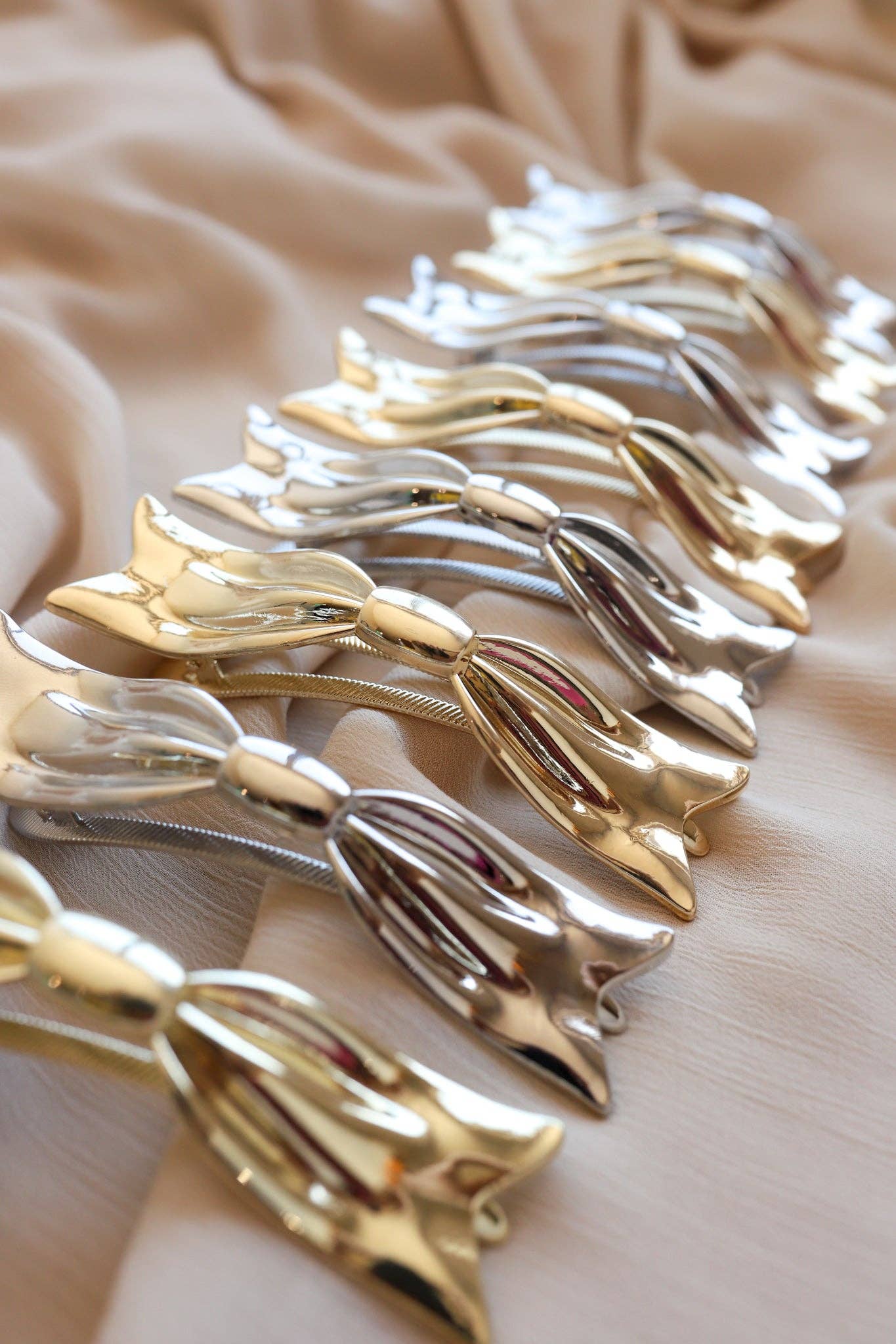 BOW FLAT LAY CLAW ( 2 COLORS ): SILVER