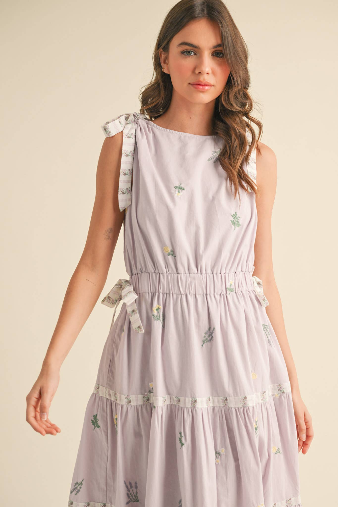 EMBROIDERED FLORAL CONTRAST TIERED MIDI DRESS