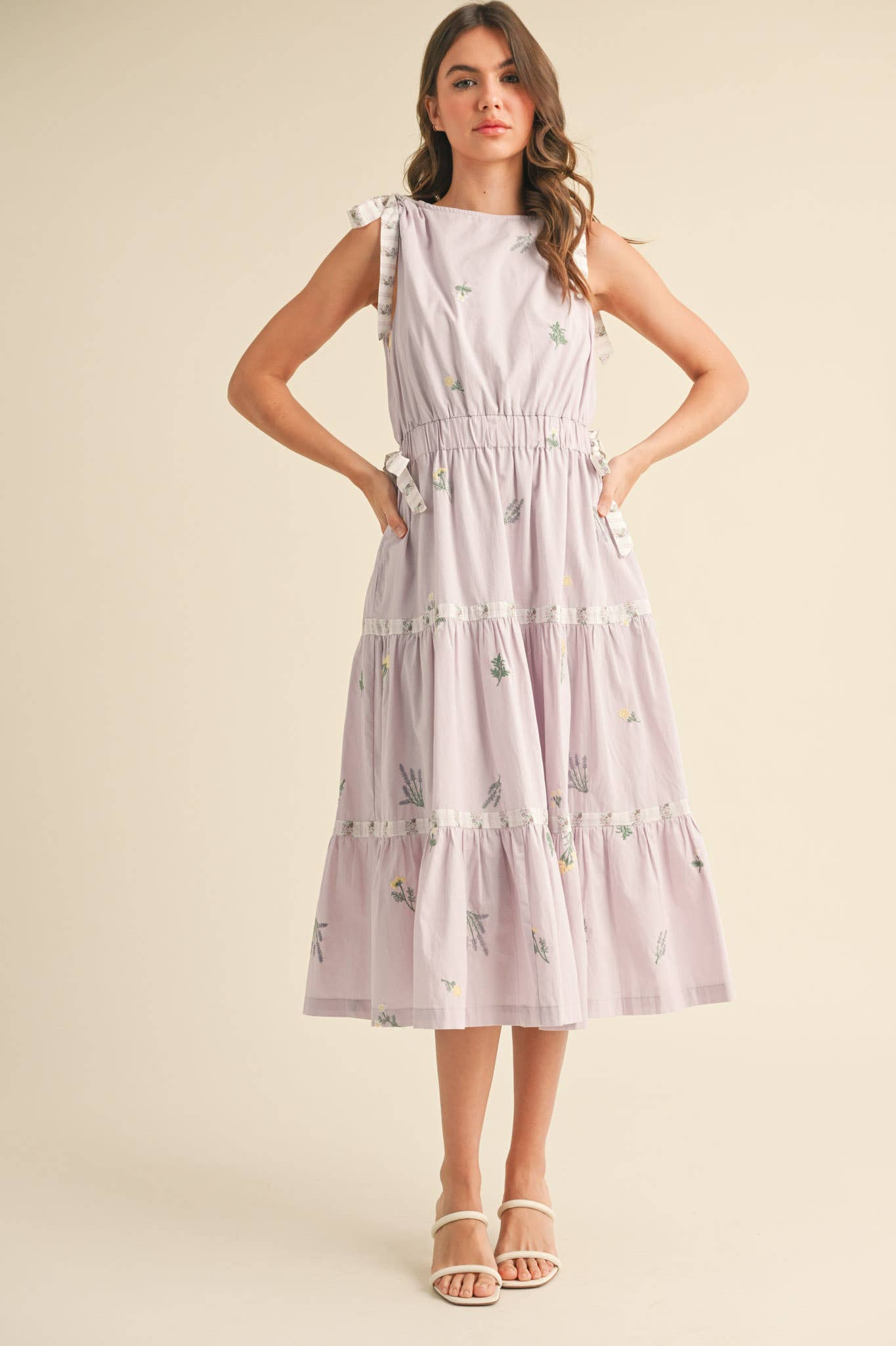 EMBROIDERED FLORAL CONTRAST TIERED MIDI DRESS