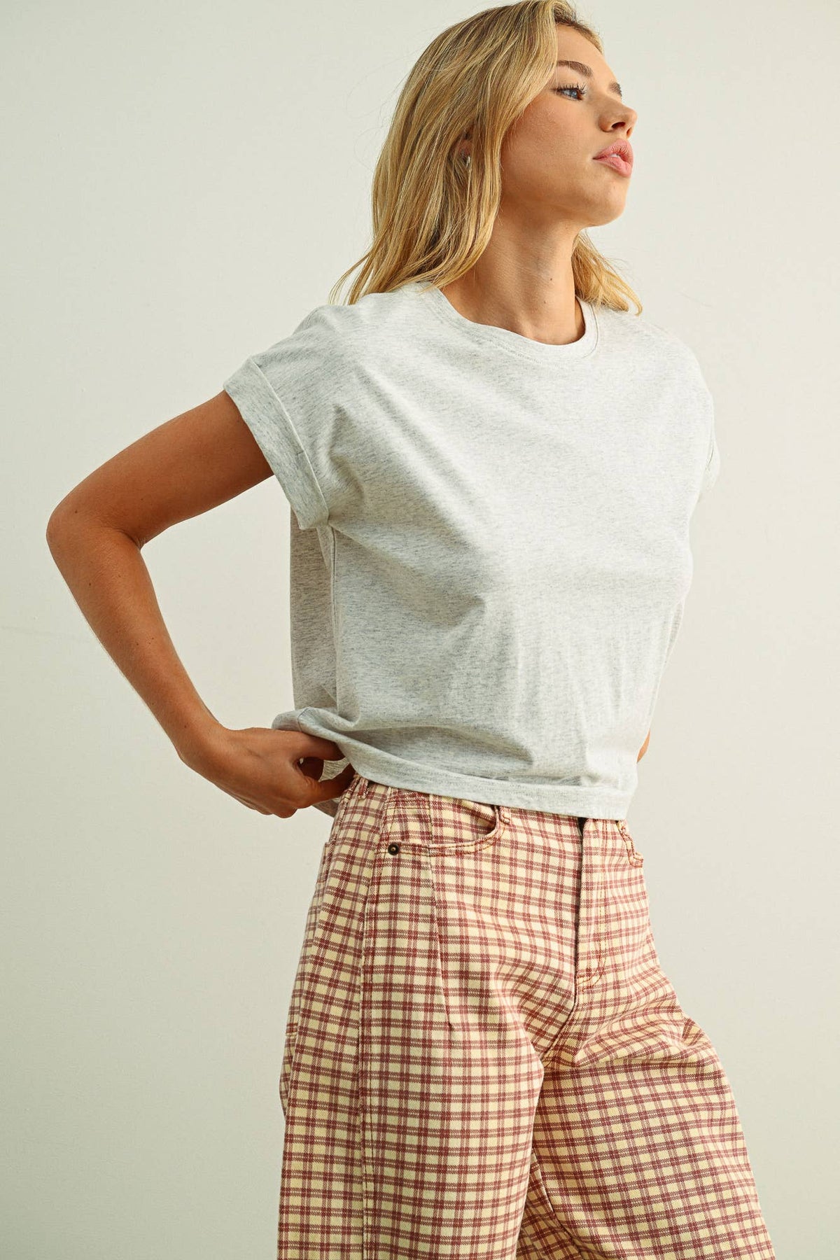 T2263 ROUND NECK CUFFED SLEEVE TOP: OFF WHITE / S