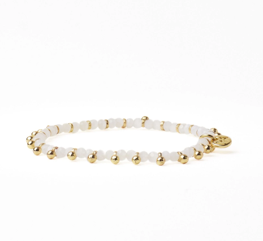 KAMI CRYSTAL WITH BRASS CHARM STRETCH BRACELET WHITE + GOLD