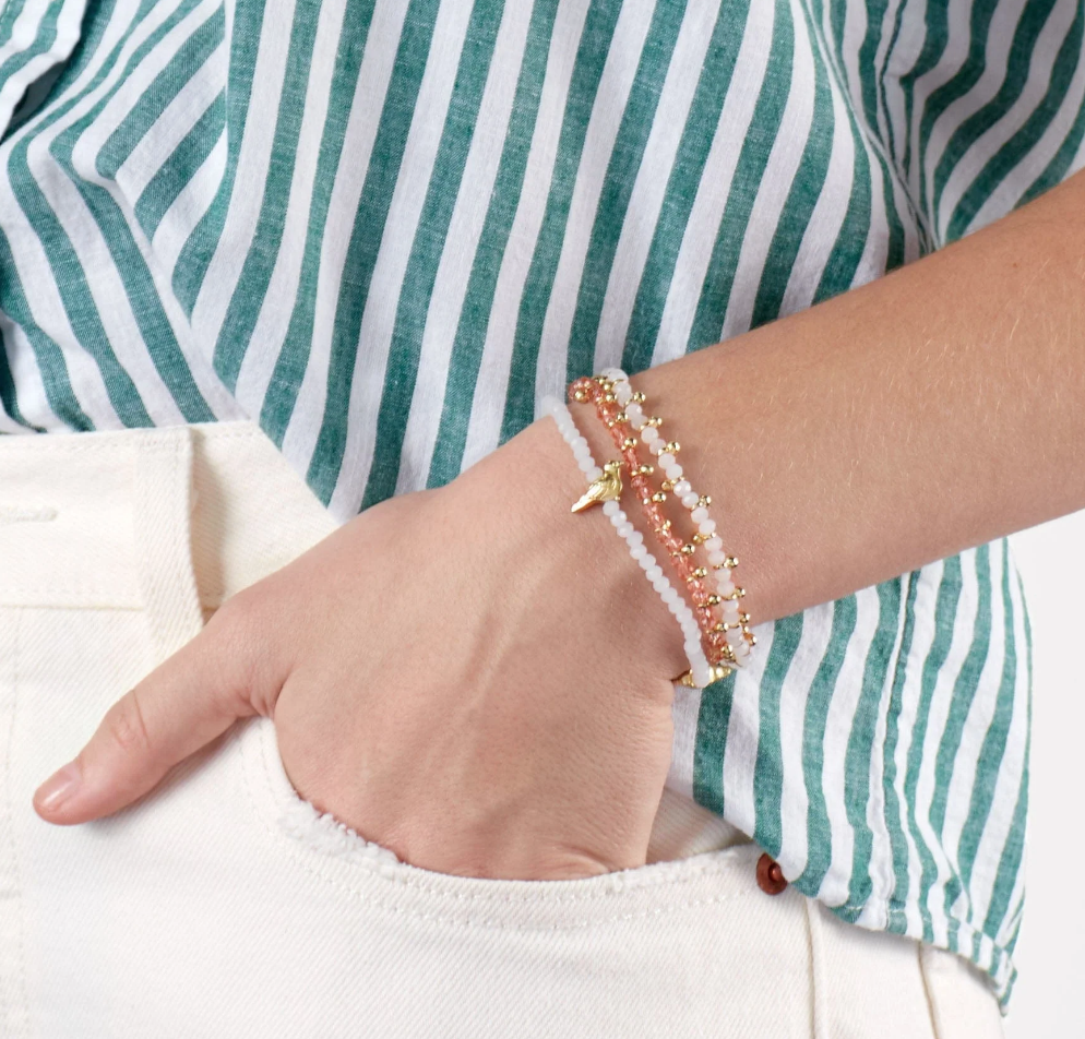 KAMI CRYSTAL WITH BRASS CHARM STRETCH BRACELET WHITE + GOLD