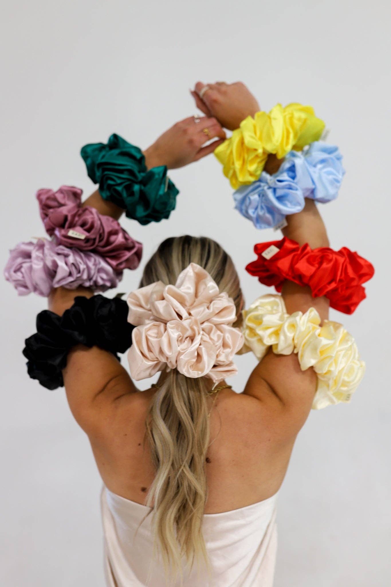 THE JUMBO SLEEP SCRUNCHIES: CREAM