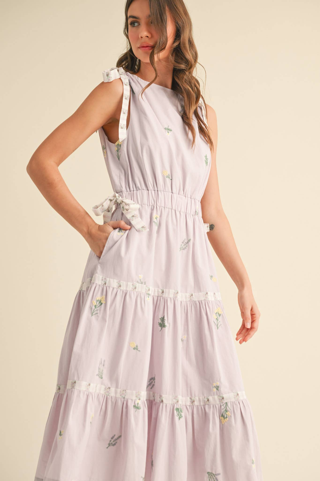 EMBROIDERED FLORAL CONTRAST TIERED MIDI DRESS