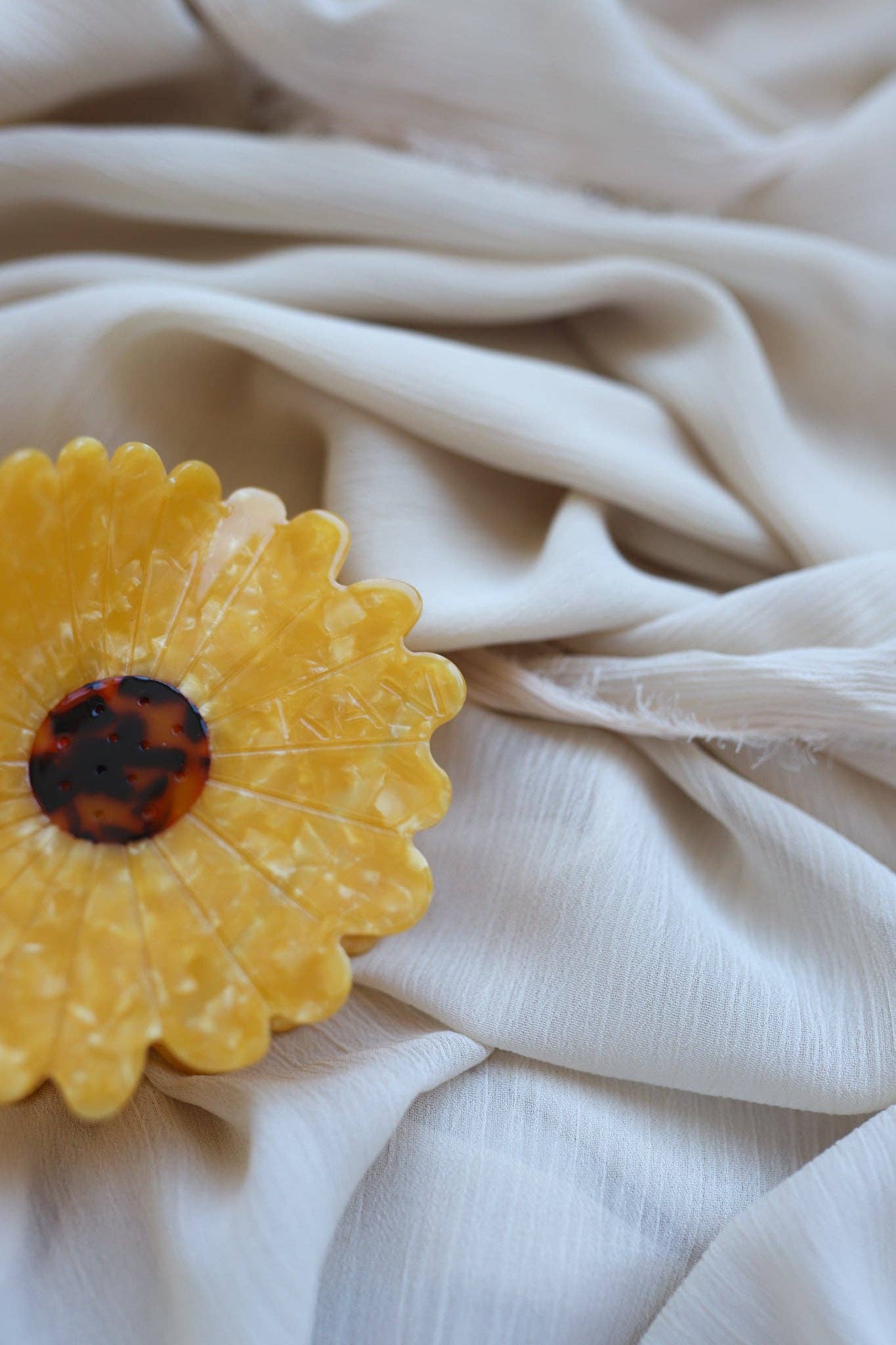 JUMBO FLOWER CLAW: HONEY SMALL PETAL