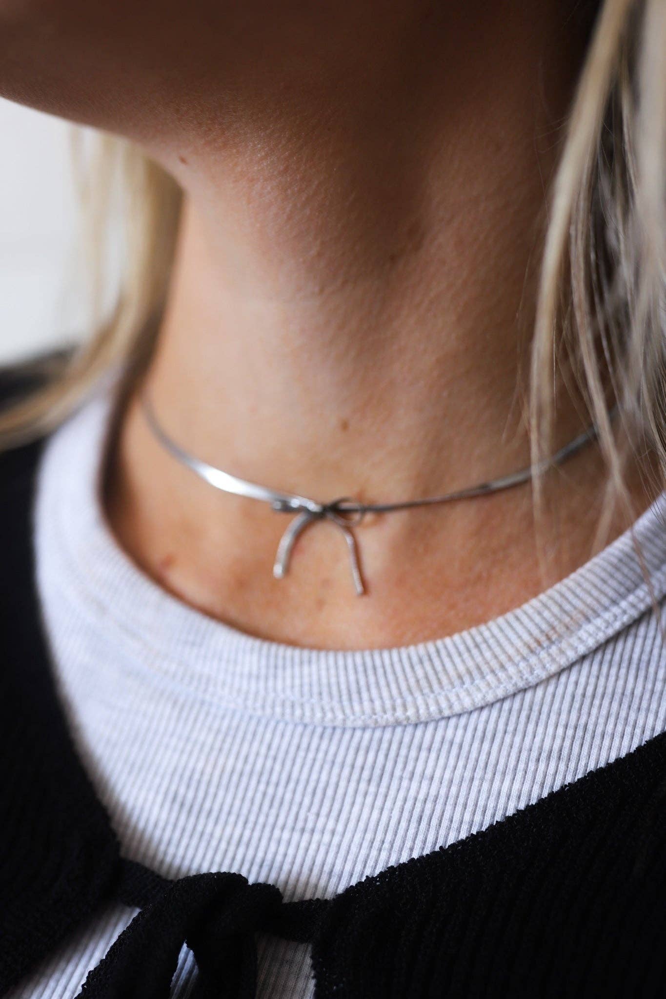 The Choker Bow Necklace Silver