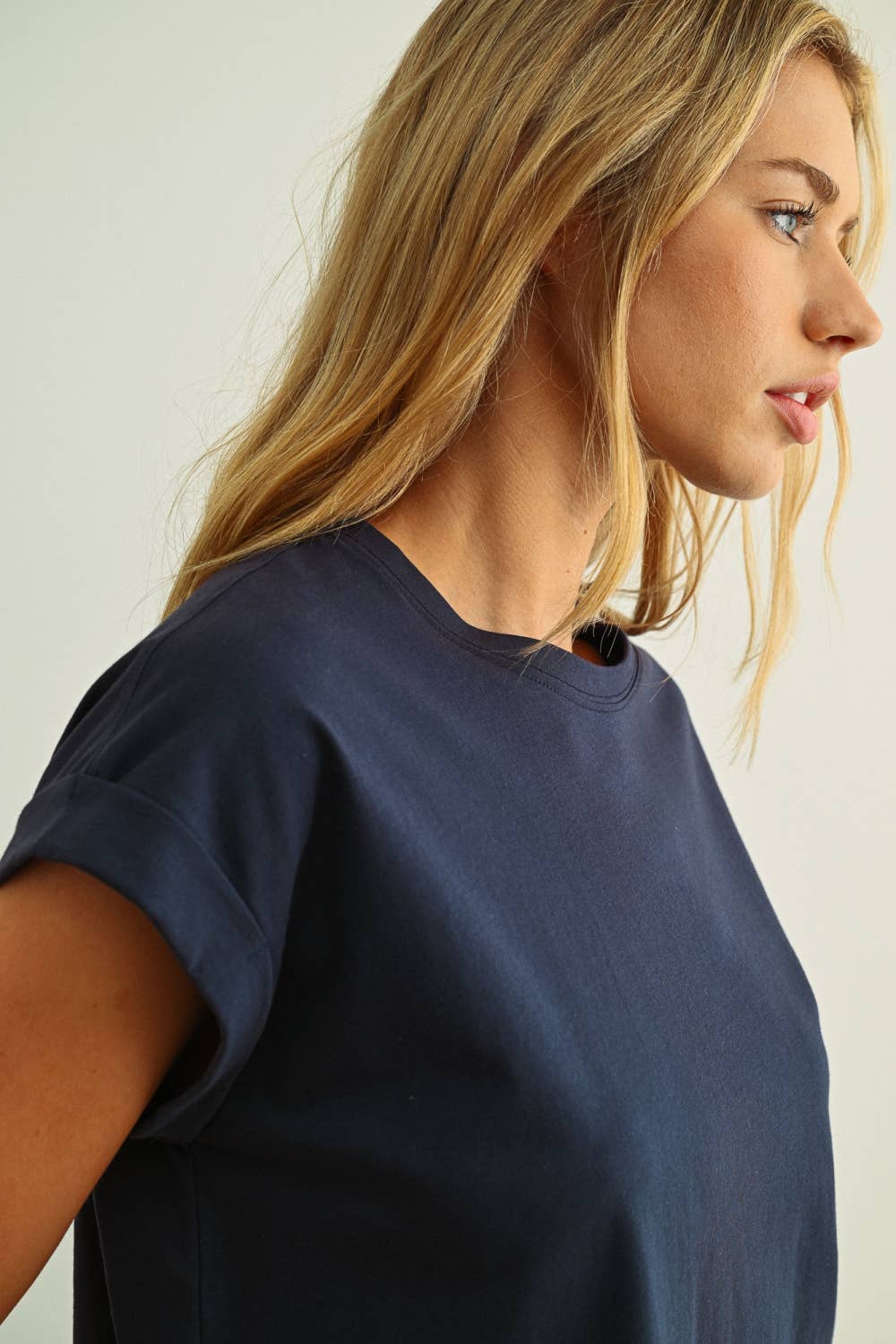 T2263 ROUND NECK CUFFED SLEEVE TOP: OFF WHITE / S