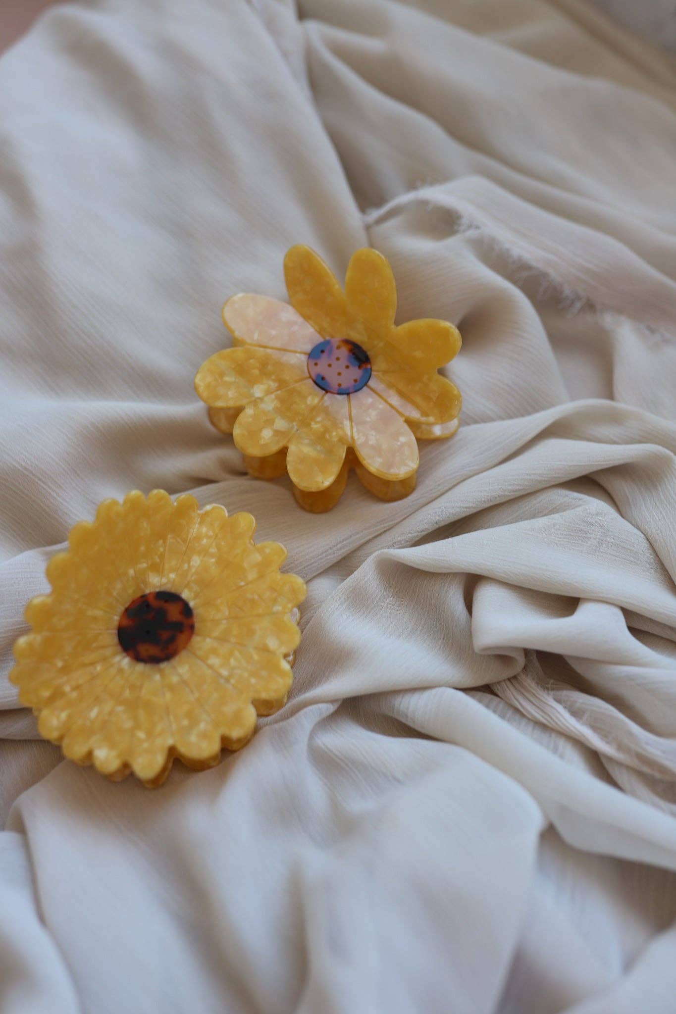 JUMBO FLOWER CLAW: HONEY SMALL PETAL
