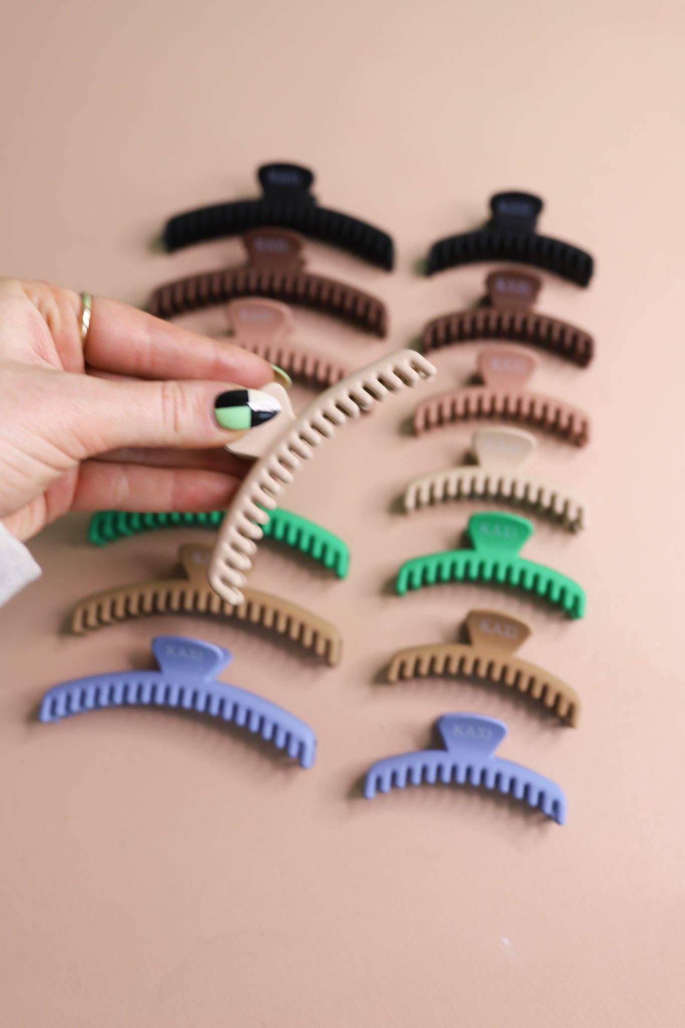 MIDI HOLD EVERYTHING CLAW ( 13 COLORS ): LIGHT BROWN