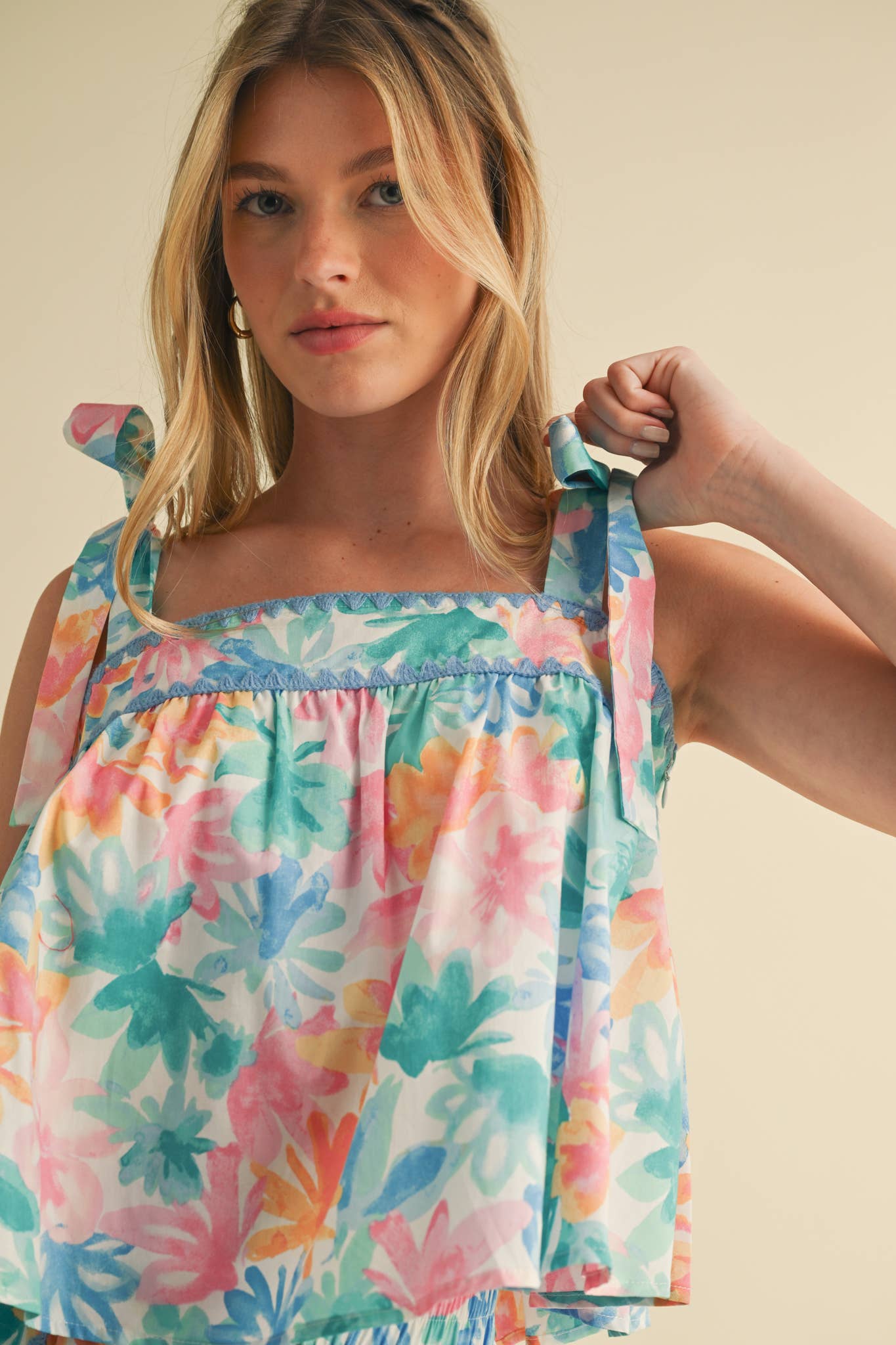 EXCLUSIVE FLORAL TIE SHOULDER TOP AND SHORTS SET