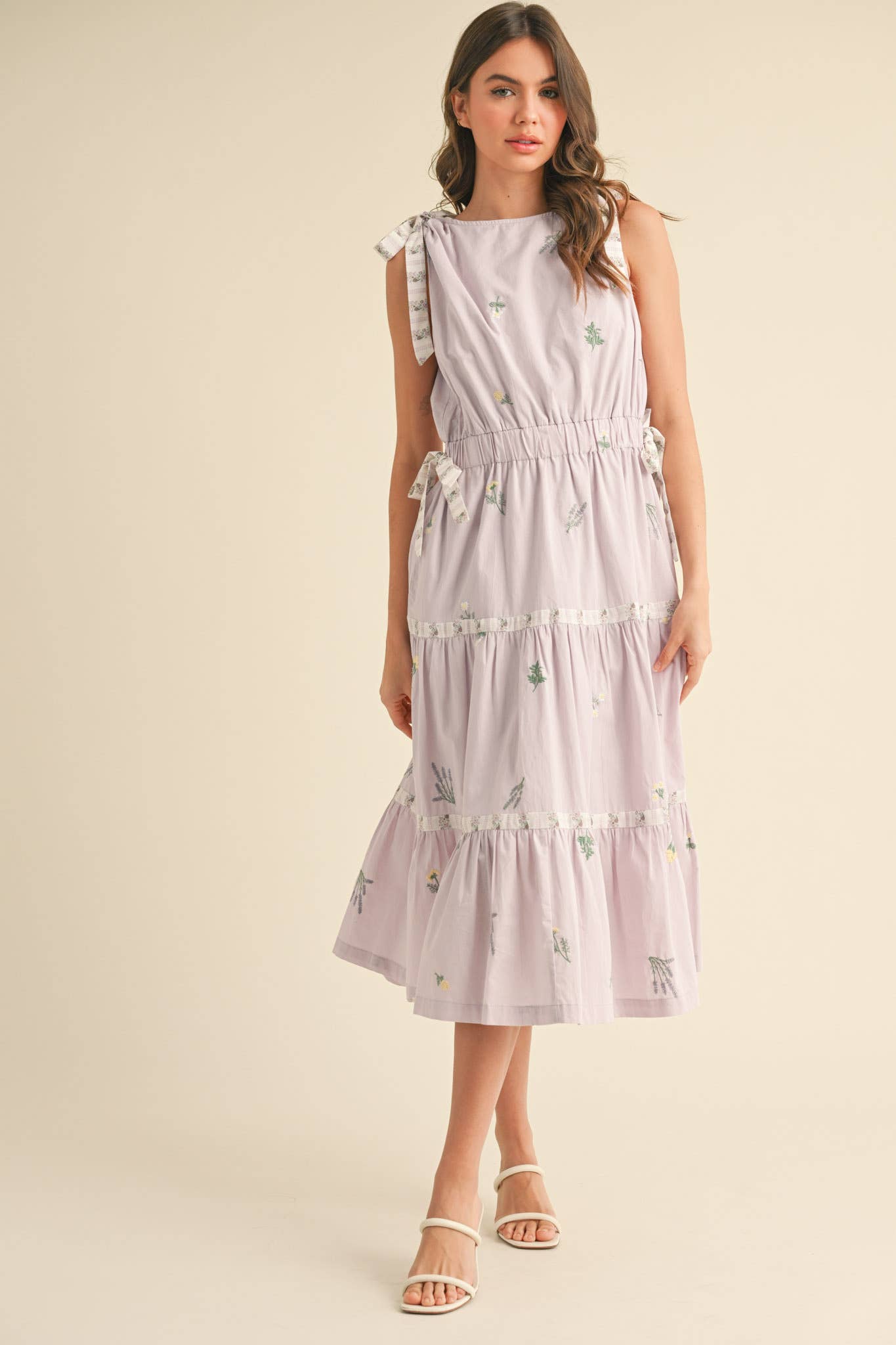EMBROIDERED FLORAL CONTRAST TIERED MIDI DRESS