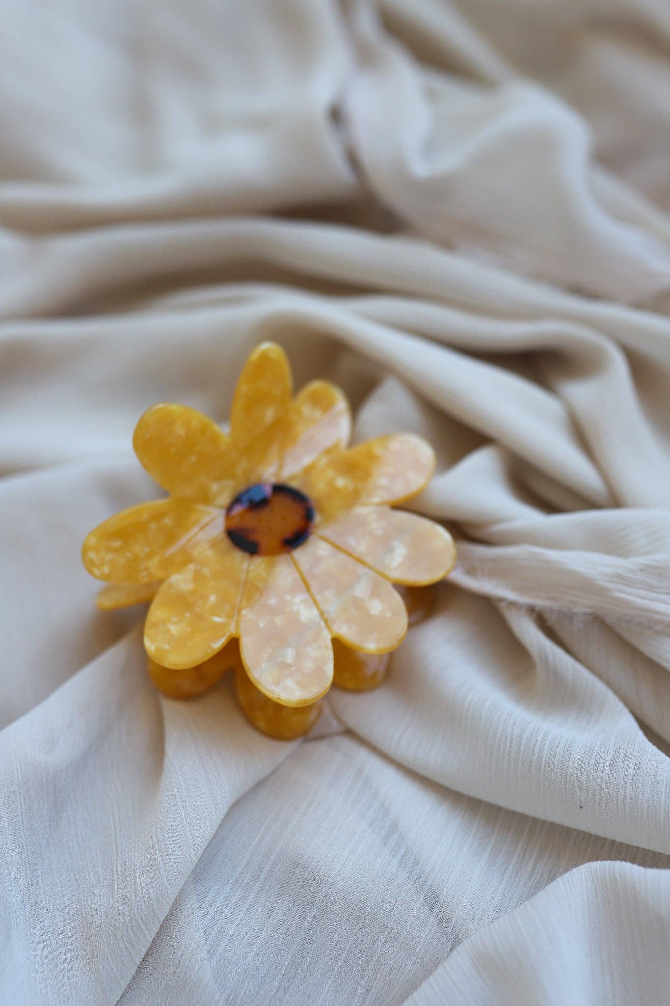 JUMBO FLOWER CLAW: HONEY SMALL PETAL