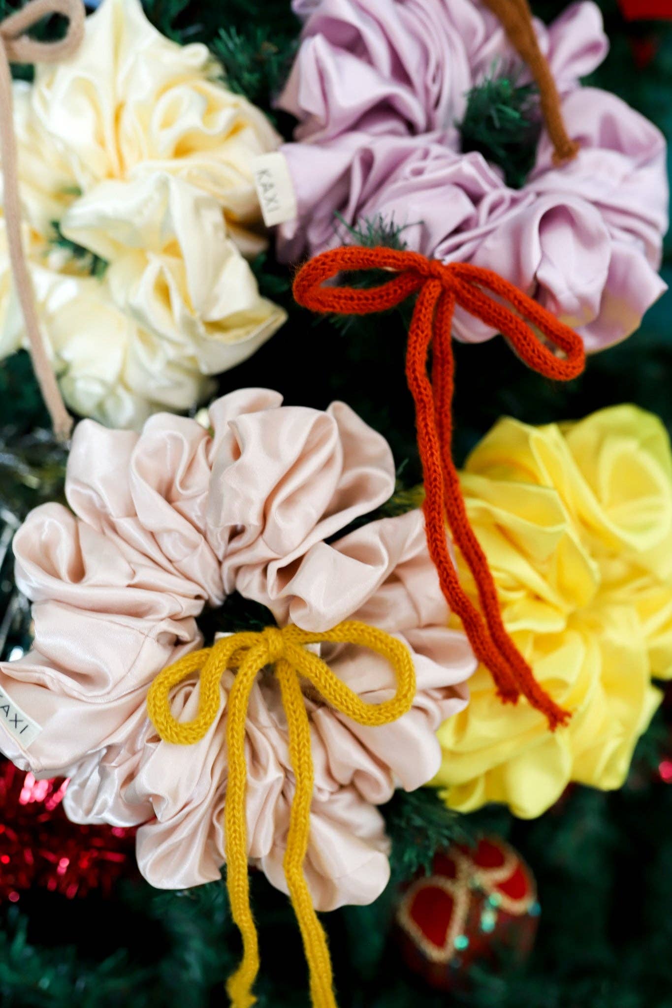 THE JUMBO SLEEP SCRUNCHIES: CREAM