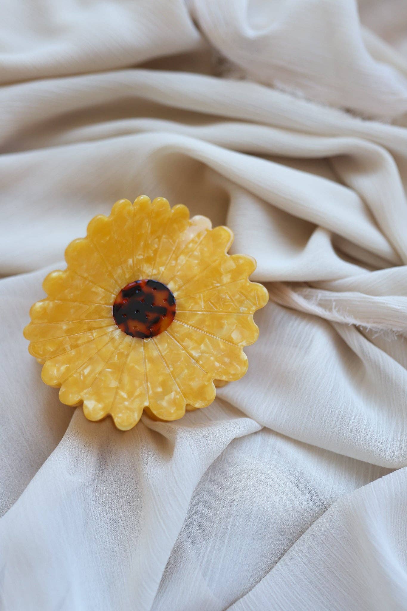 JUMBO FLOWER CLAW: HONEY SMALL PETAL