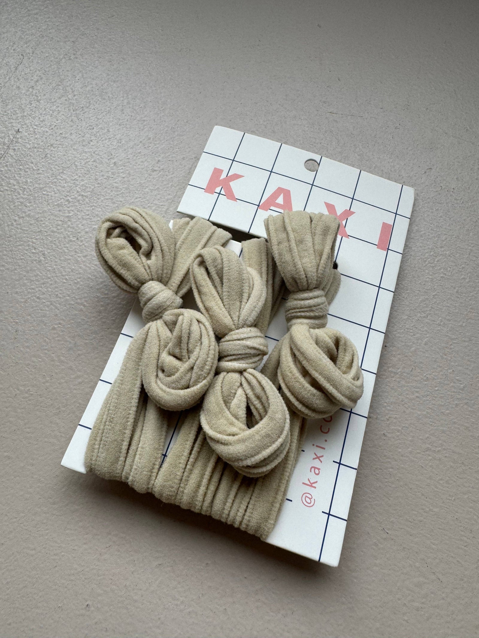 BOW SLICK BACK PONYTAILS (PACK OF 3): BONE